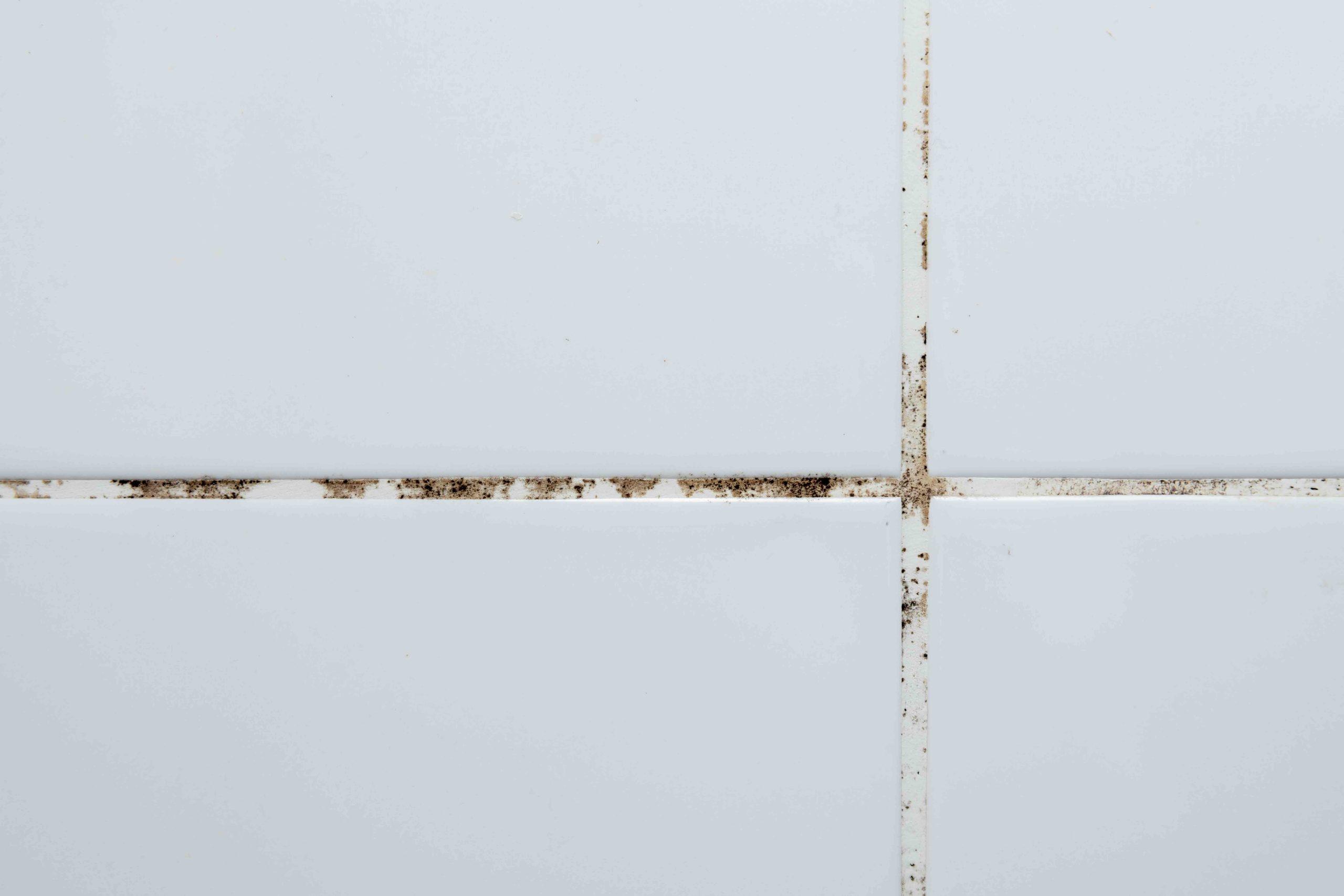 How to Remove Moldy Bathtub Caulk the Right Way
