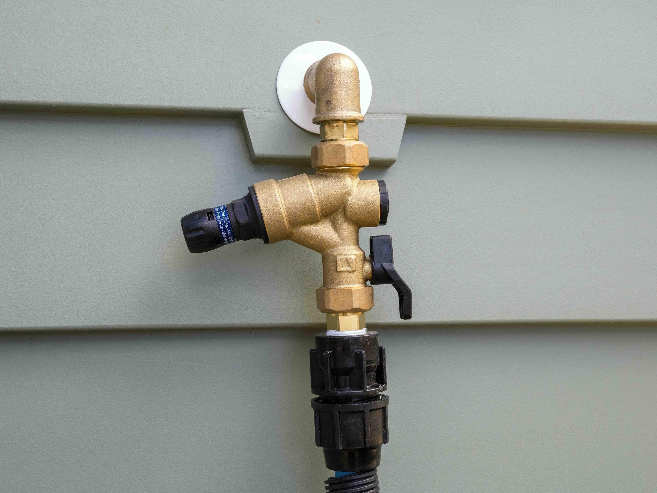 How to Turn Off Water to Your House From Outside